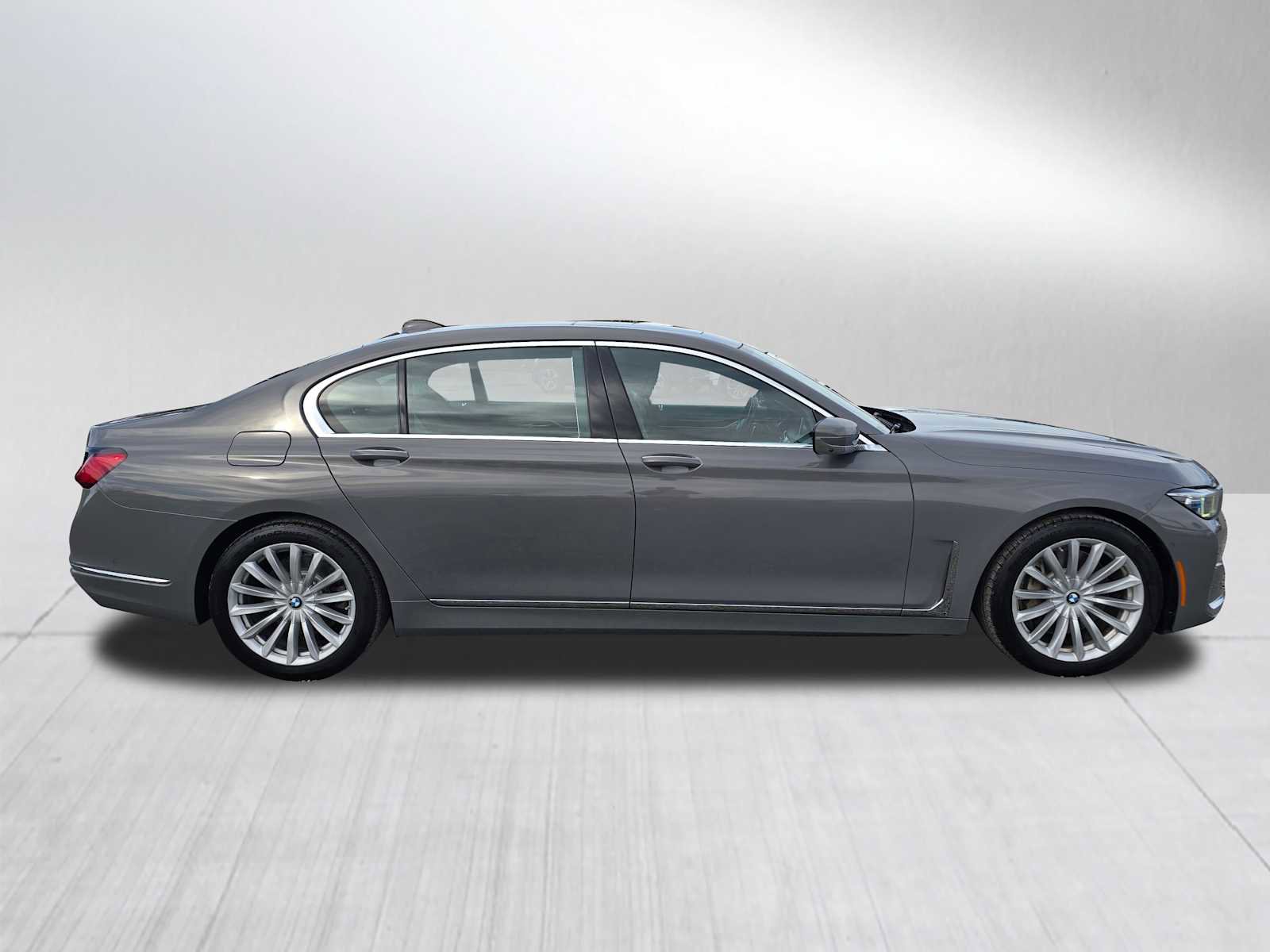 Used 2020 BMW 745e xDrive image 2