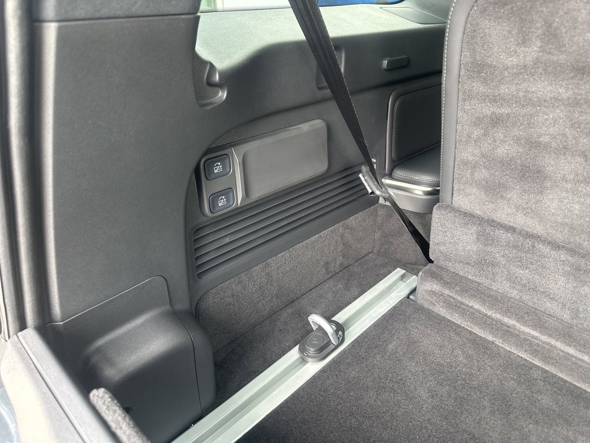 Used 2025 Rivian R1S Adventure image 17