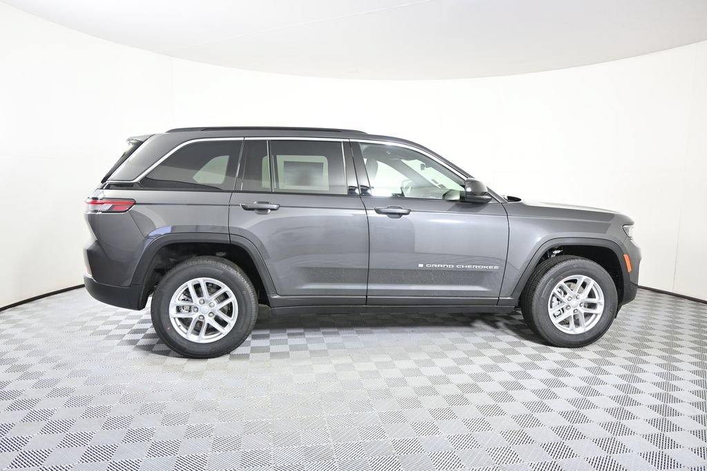 New 2026 Jeep Grand Cherokee Laredo w/ Trailer Tow Package AWD/4WD image 7