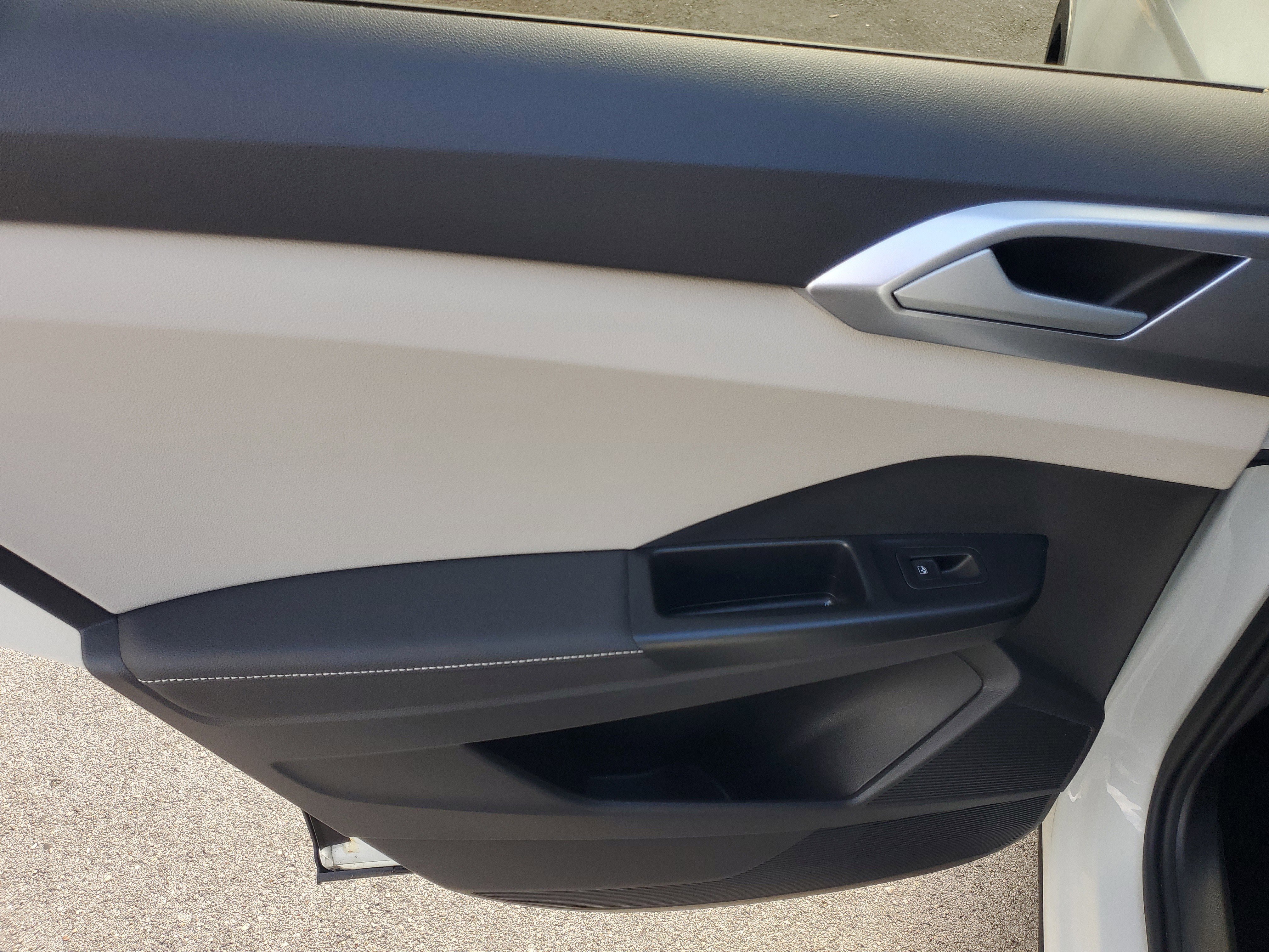 Used 2025 Volkswagen Taos SE FWD image 13