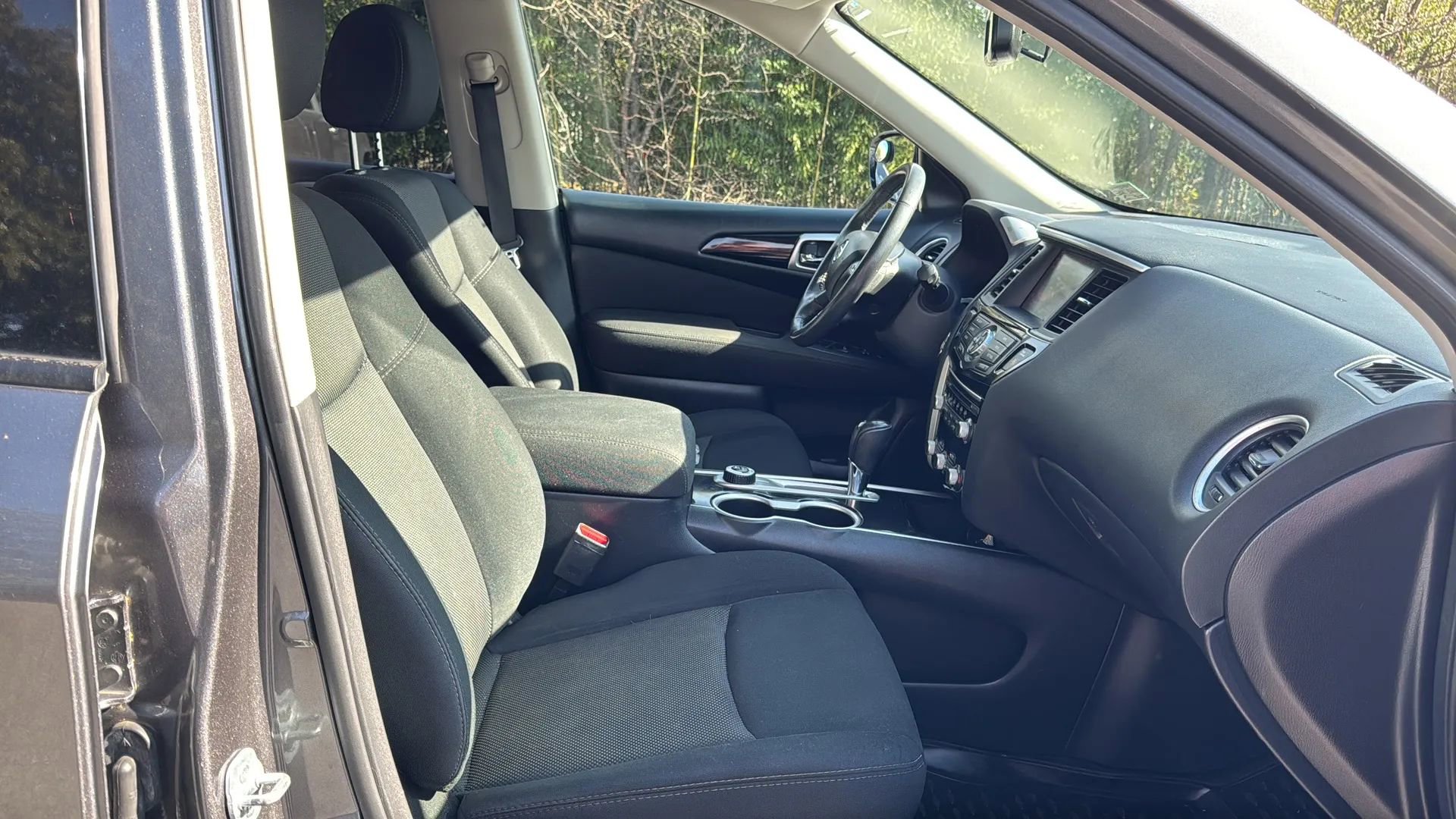 Used 2017 Nissan Pathfinder SV image 12