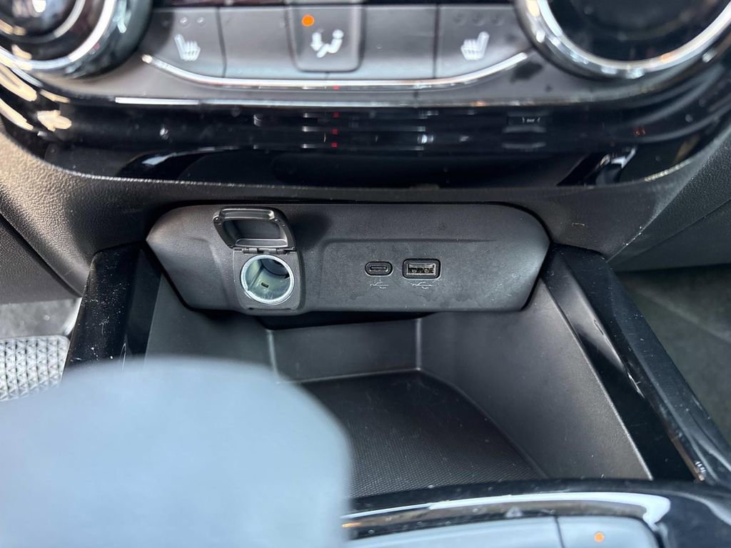 Used 2025 Chevrolet Trax LT w/ LT Convenience Package image 20