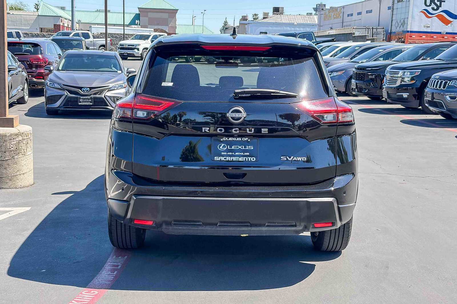 Used 2024 Nissan Rogue SV image 3