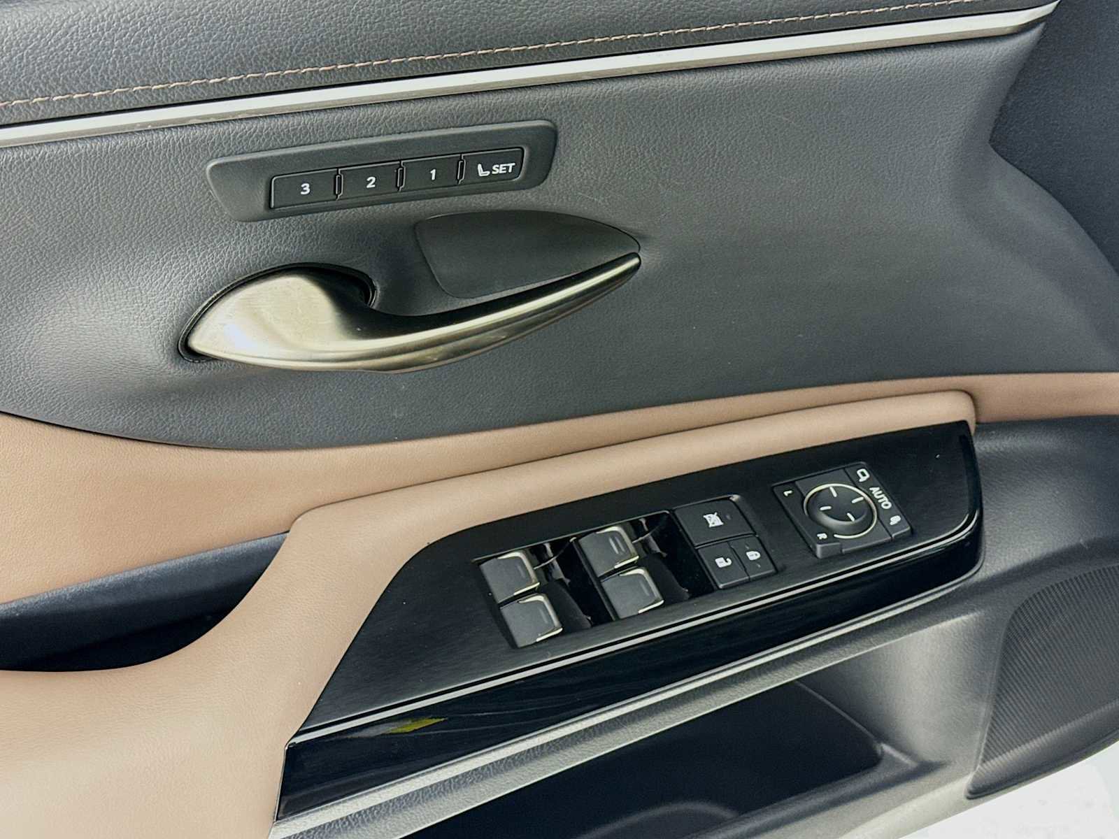 Used 2023 Lexus ES 300h w/ Premium Package FWD image 11