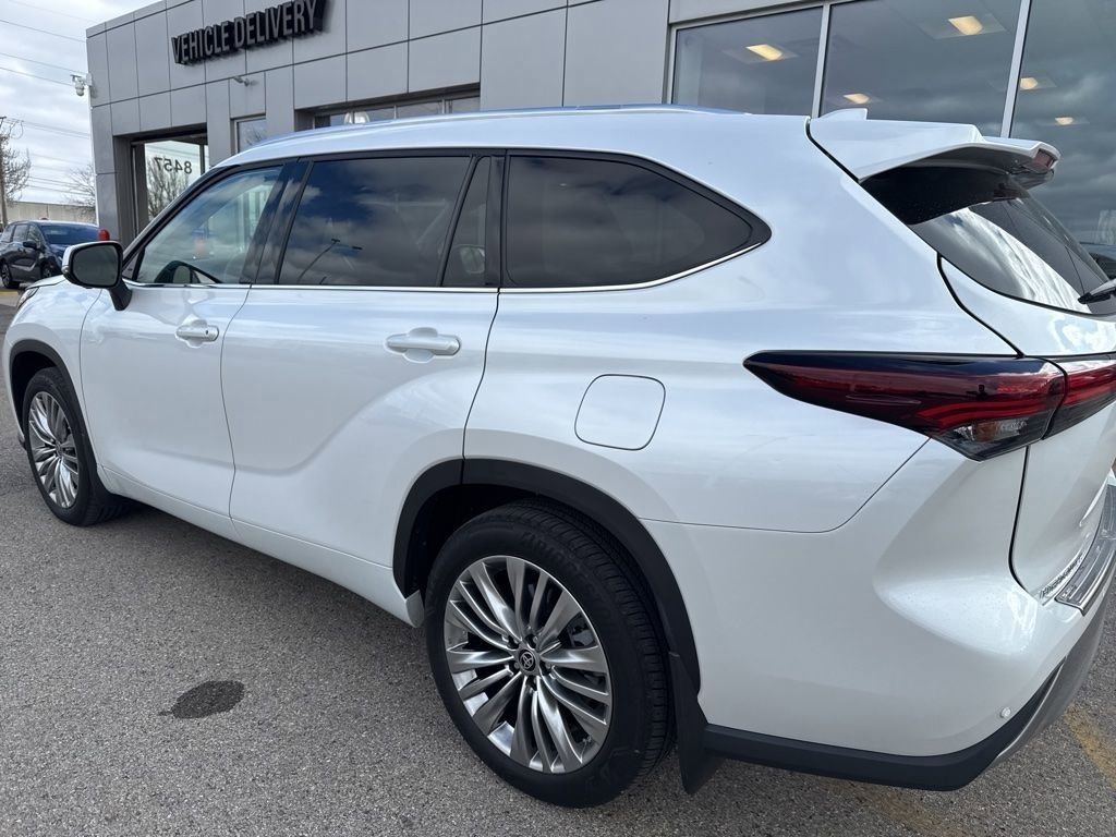 Used 2024 Toyota Highlander Platinum AWD/4WD image 4