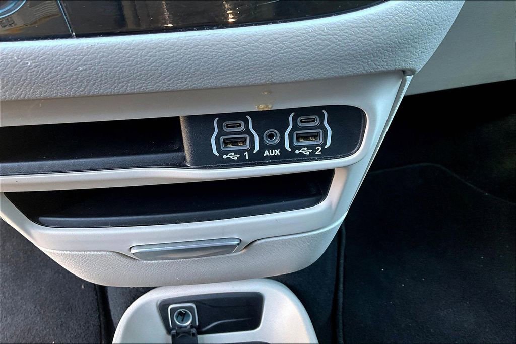 Used 2023 Chrysler Pacifica Touring-L image 16