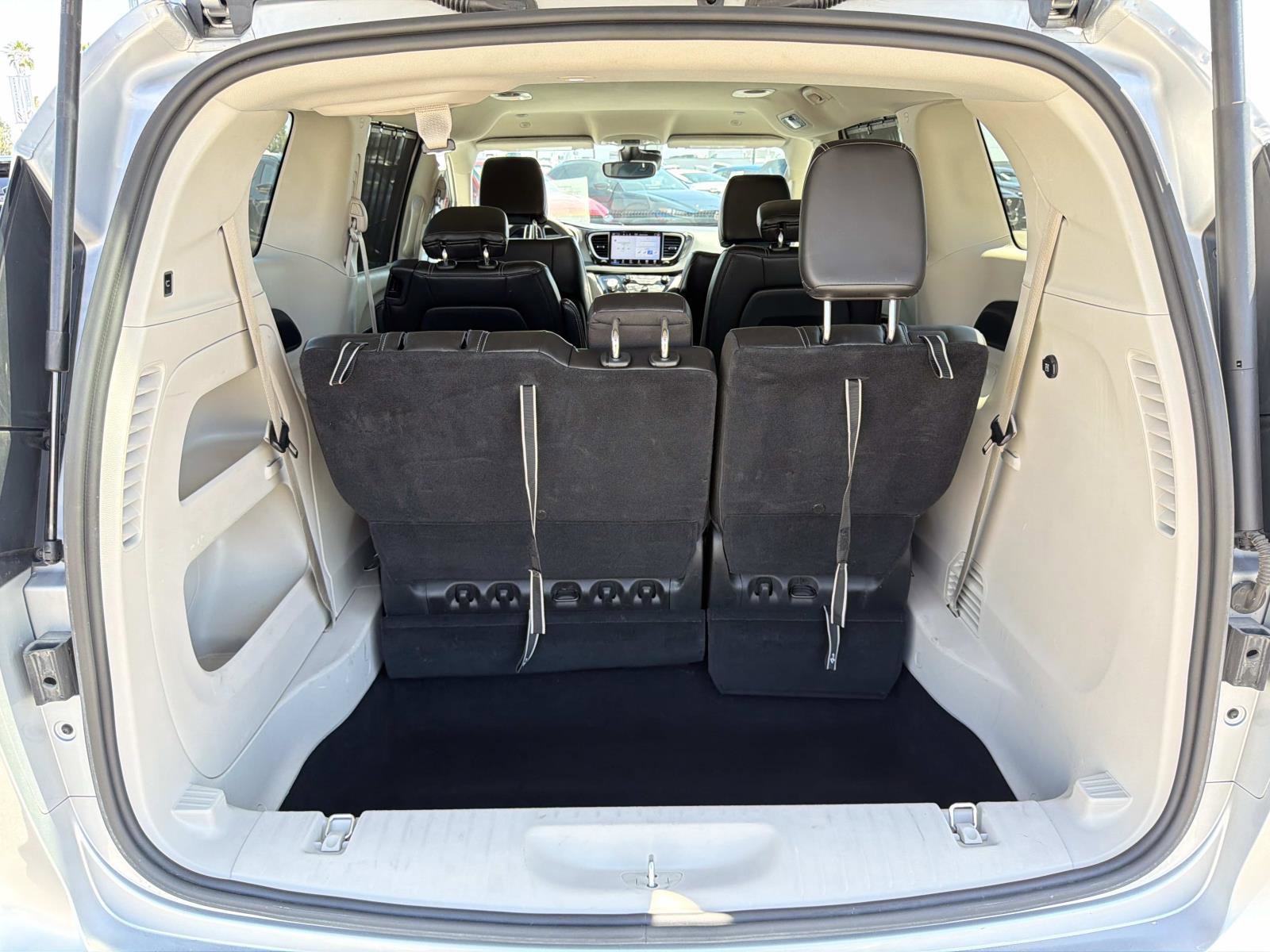 Used 2023 Chrysler Pacifica Touring-L FWD image 21
