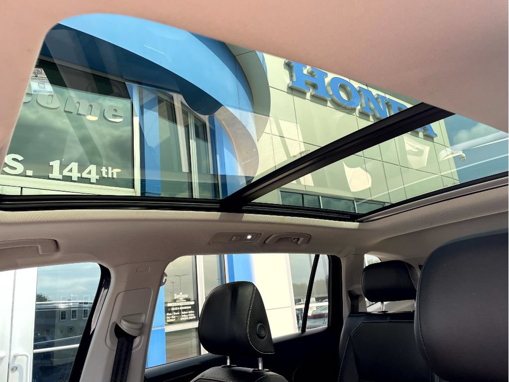 Used 2024 Volkswagen Tiguan SE w/ Panoramic Sunroof Package FWD image 10