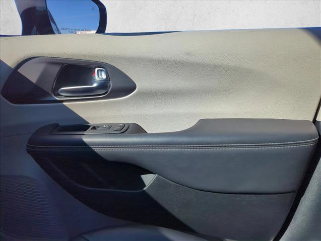 Used 2024 Chrysler Pacifica Touring-L image 21