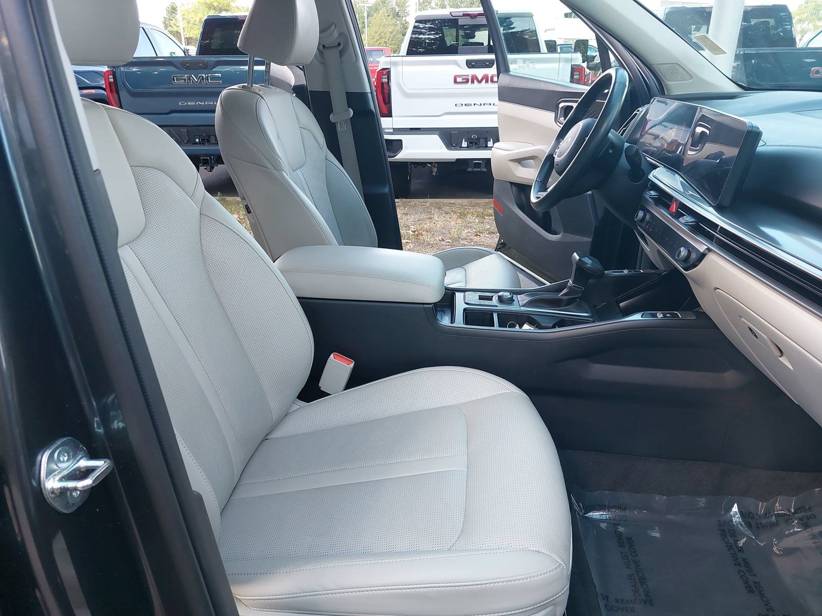 Used 2024 Kia Sorento S w/ Panoramic Sunroof Package FWD image 10