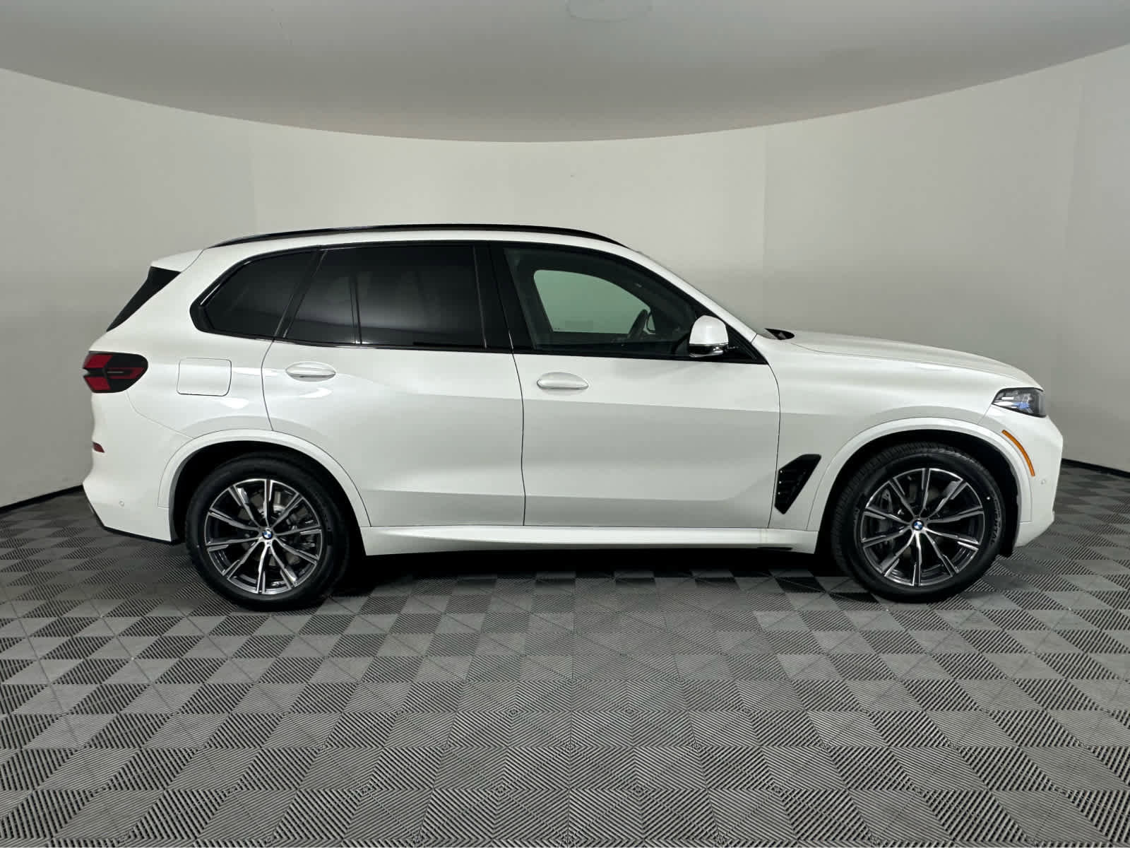 New 2026 BMW X5 xDrive50e w/ M Sport Package image 3