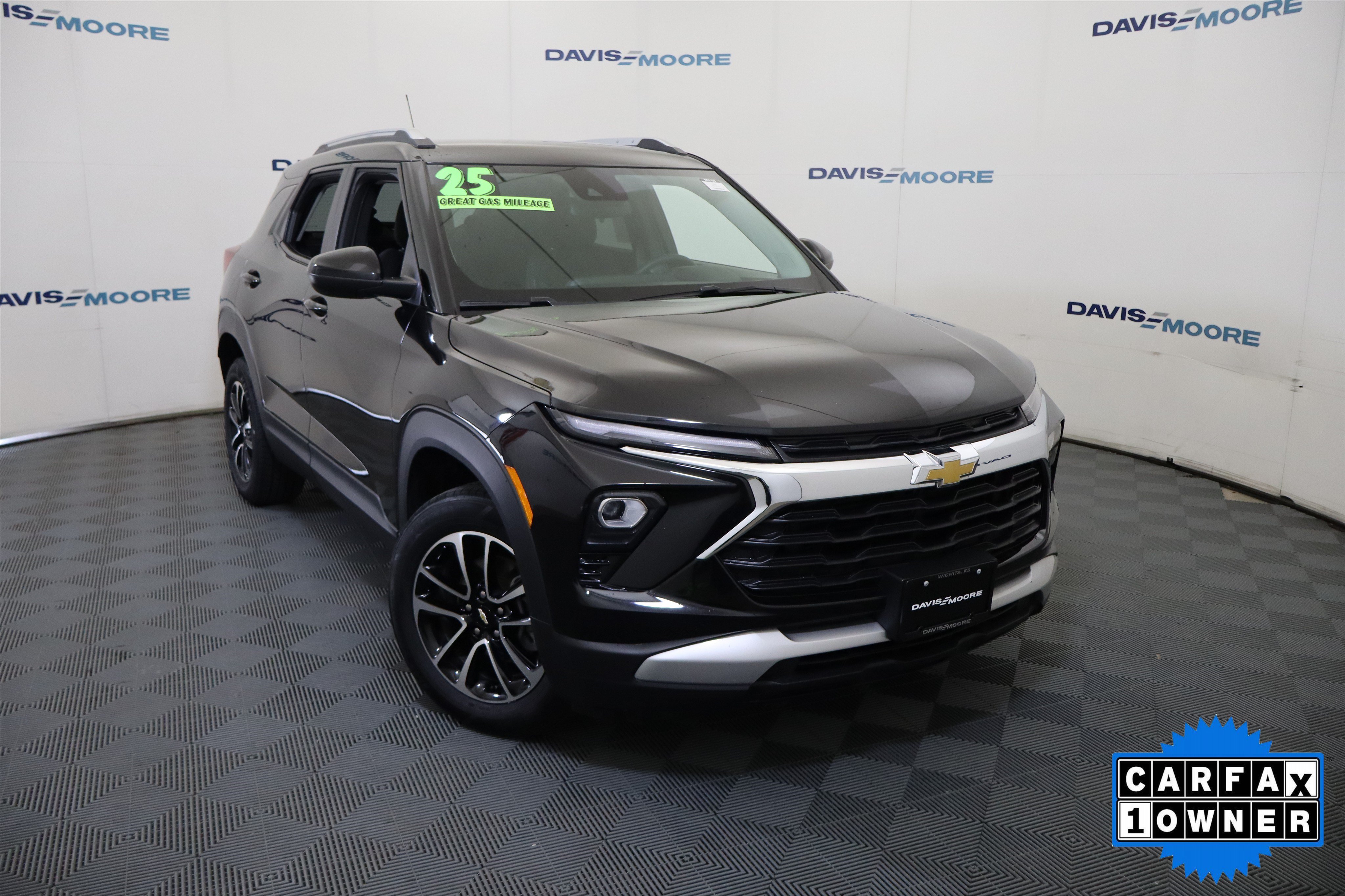Used 2025 Chevrolet TrailBlazer LT AWD/4WD image 2