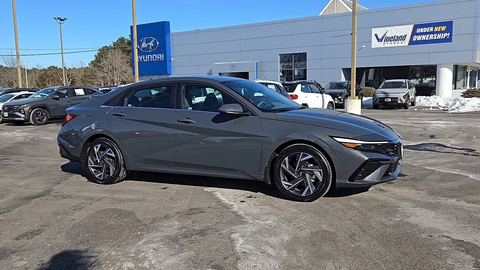 Used 2025 Hyundai Elantra SEL image 2