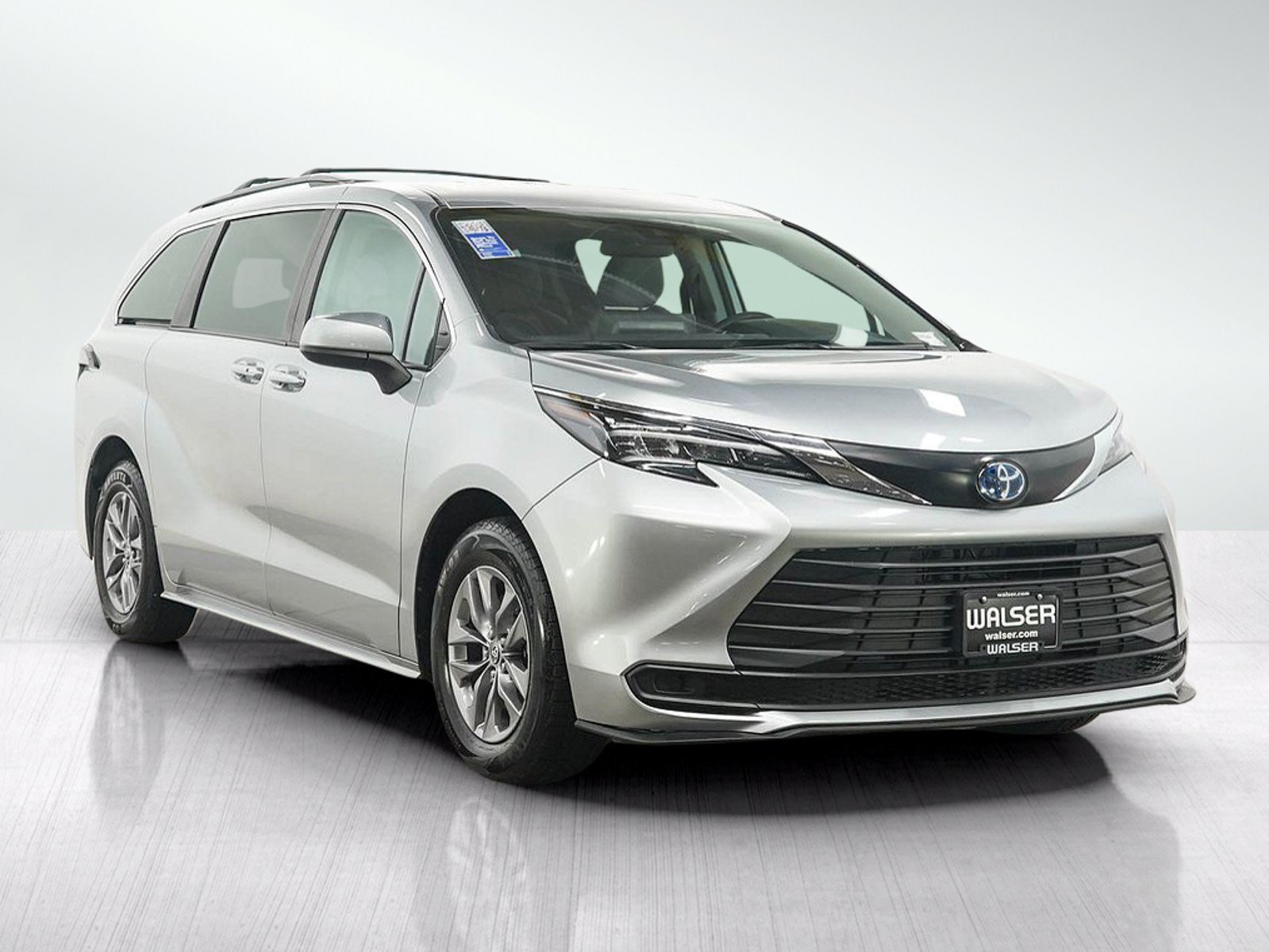 Used 2024 Toyota Sienna LE FWD image 7