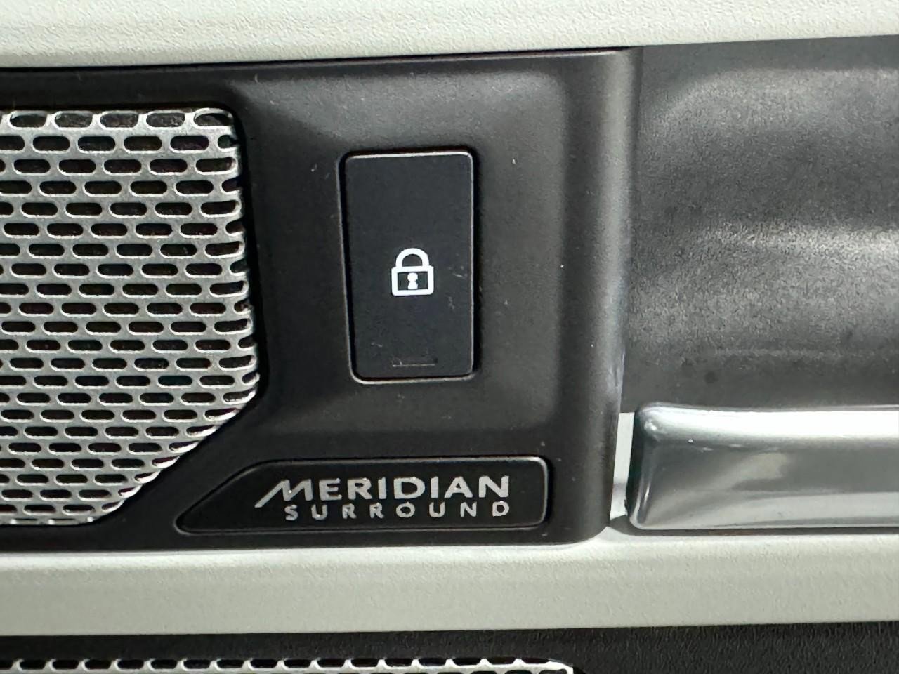 Used 2023 Land Rover Defender 130 SE image 31