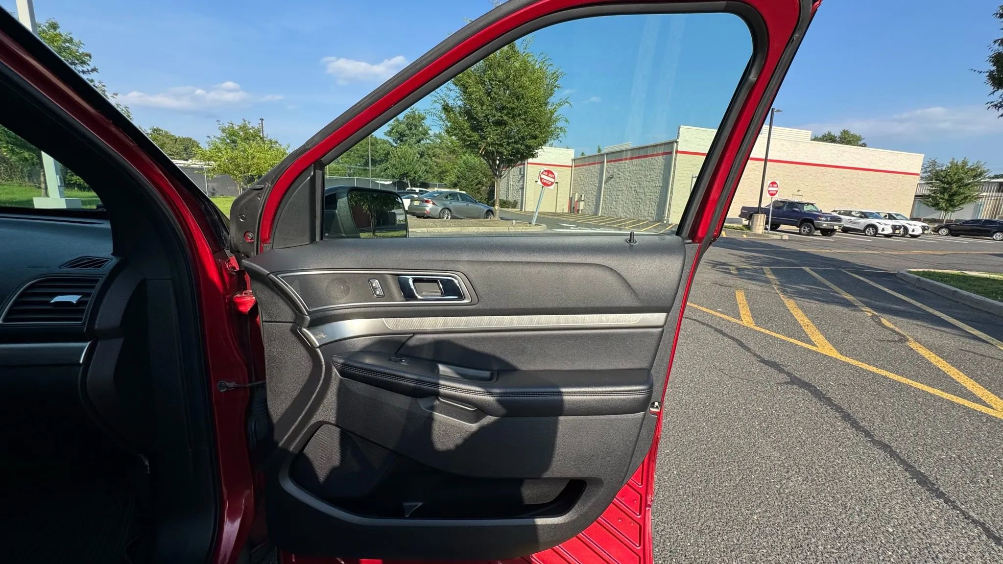 Used 2018 Ford Explorer XLT w/ Equipment Group 202A image 30