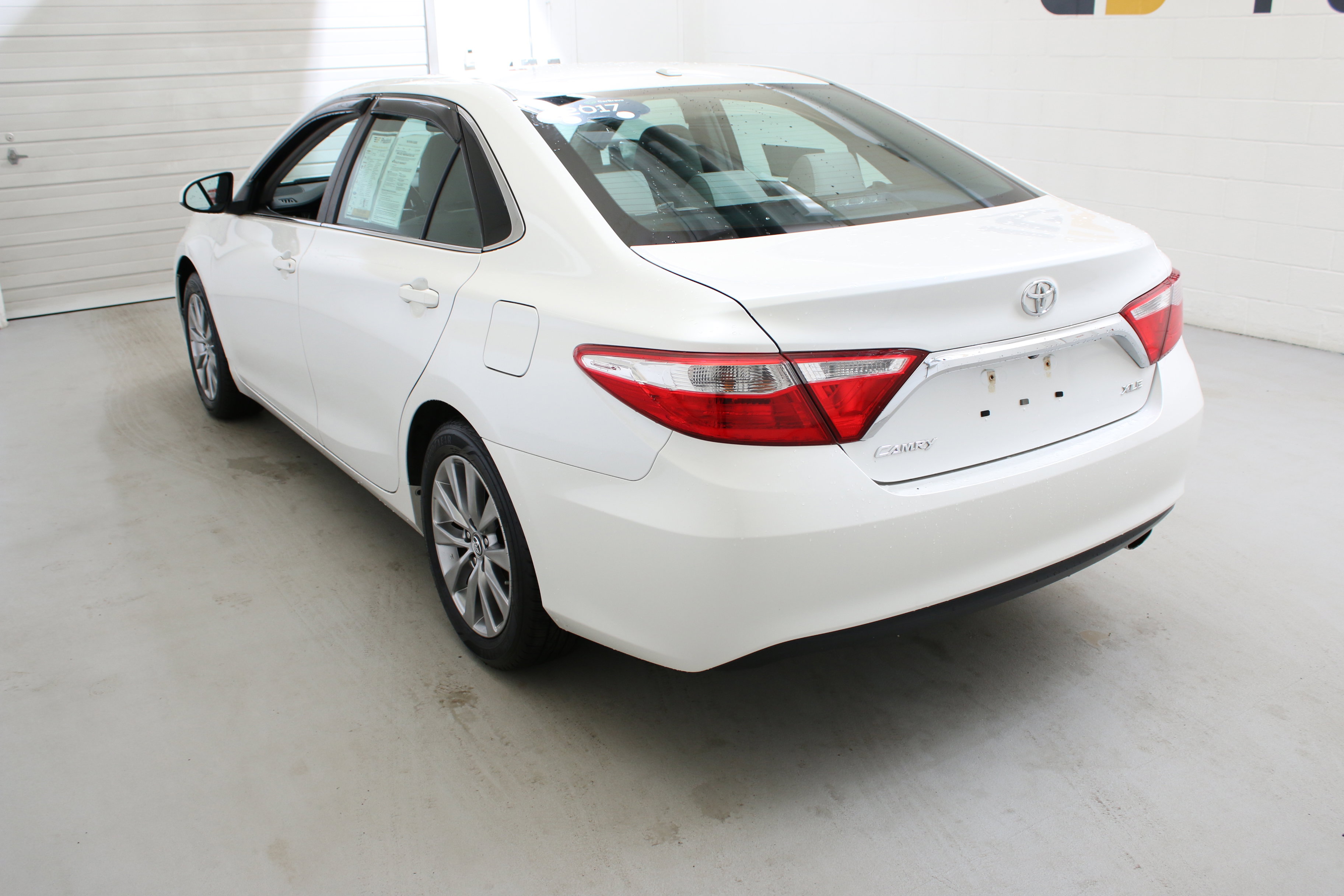 Used 2017 Toyota Camry XLE FWD image 7