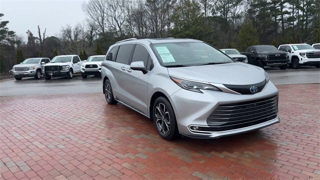 Used 2025 Toyota Sienna Platinum image 5