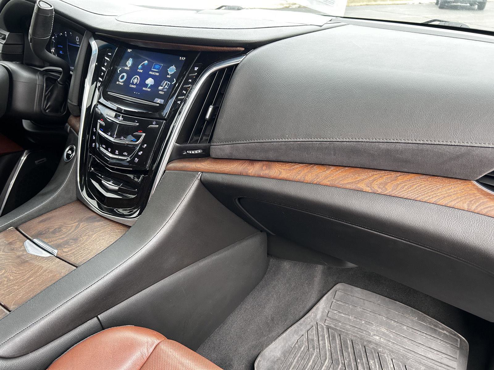 Used 2017 Cadillac Escalade Luxury image 28