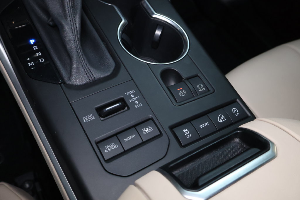 Used 2021 Toyota Highlander XLE AWD/4WD image 34