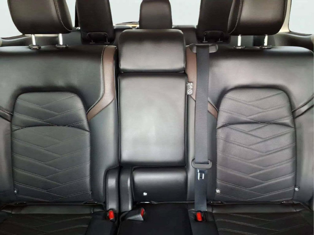 Used 2024 Nissan Pathfinder Platinum w/ Black Appearance Package FWD image 33