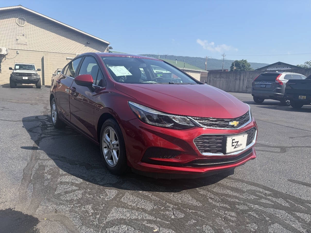 Used 2017 Chevrolet Cruze LT w/ Convenience Package FWD image 3