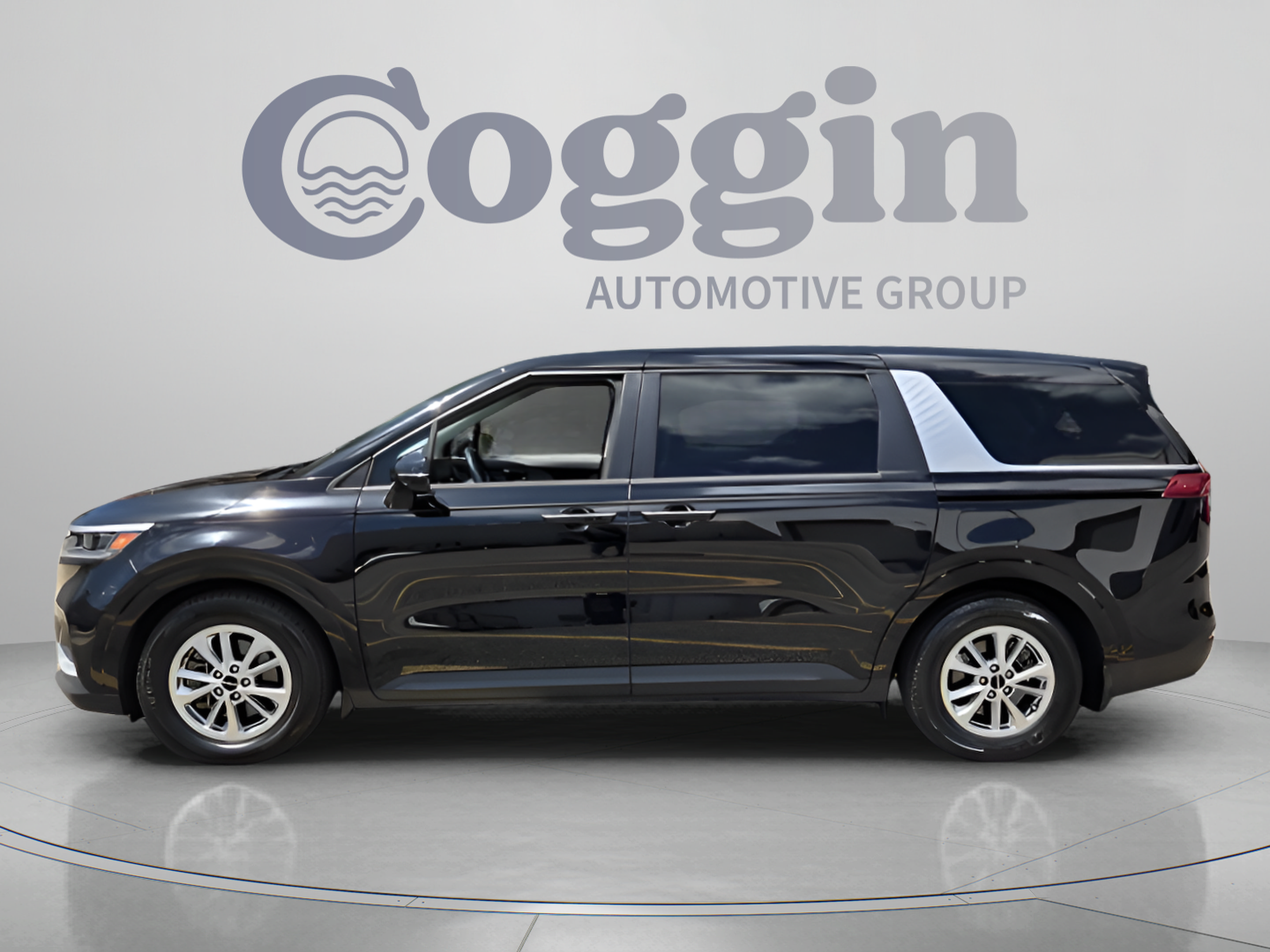 Used 2023 Kia Carnival LX FWD image 2