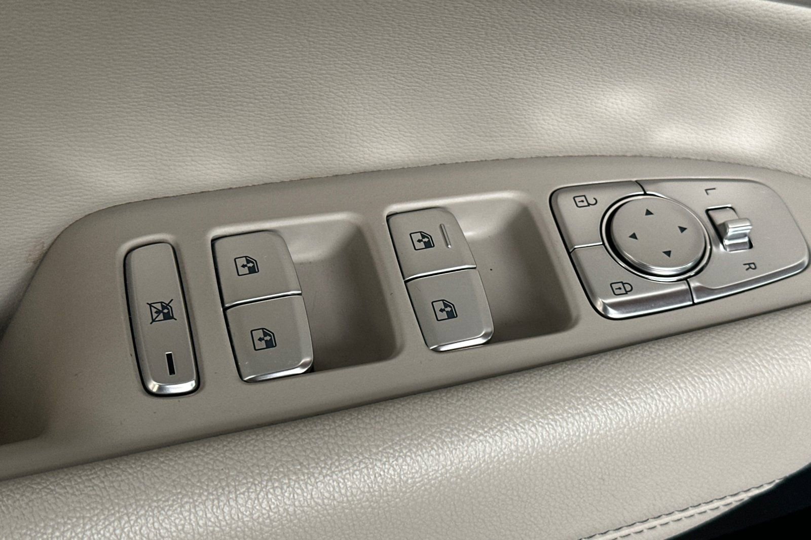 Used 2023 Genesis G70 2.0T image 12