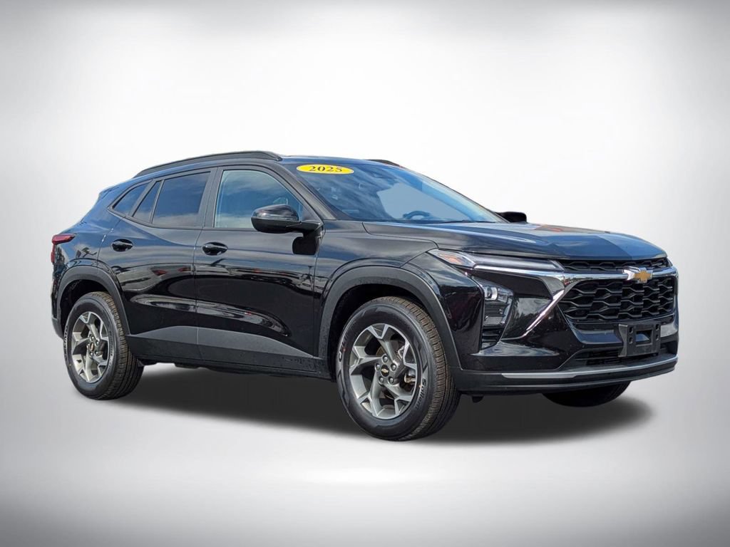 Used 2025 Chevrolet Trax LT w/ LT Convenience Package FWD image 2