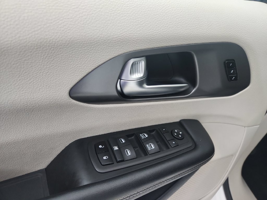 Certified 2024 Chrysler Pacifica Touring-L FWD image 24
