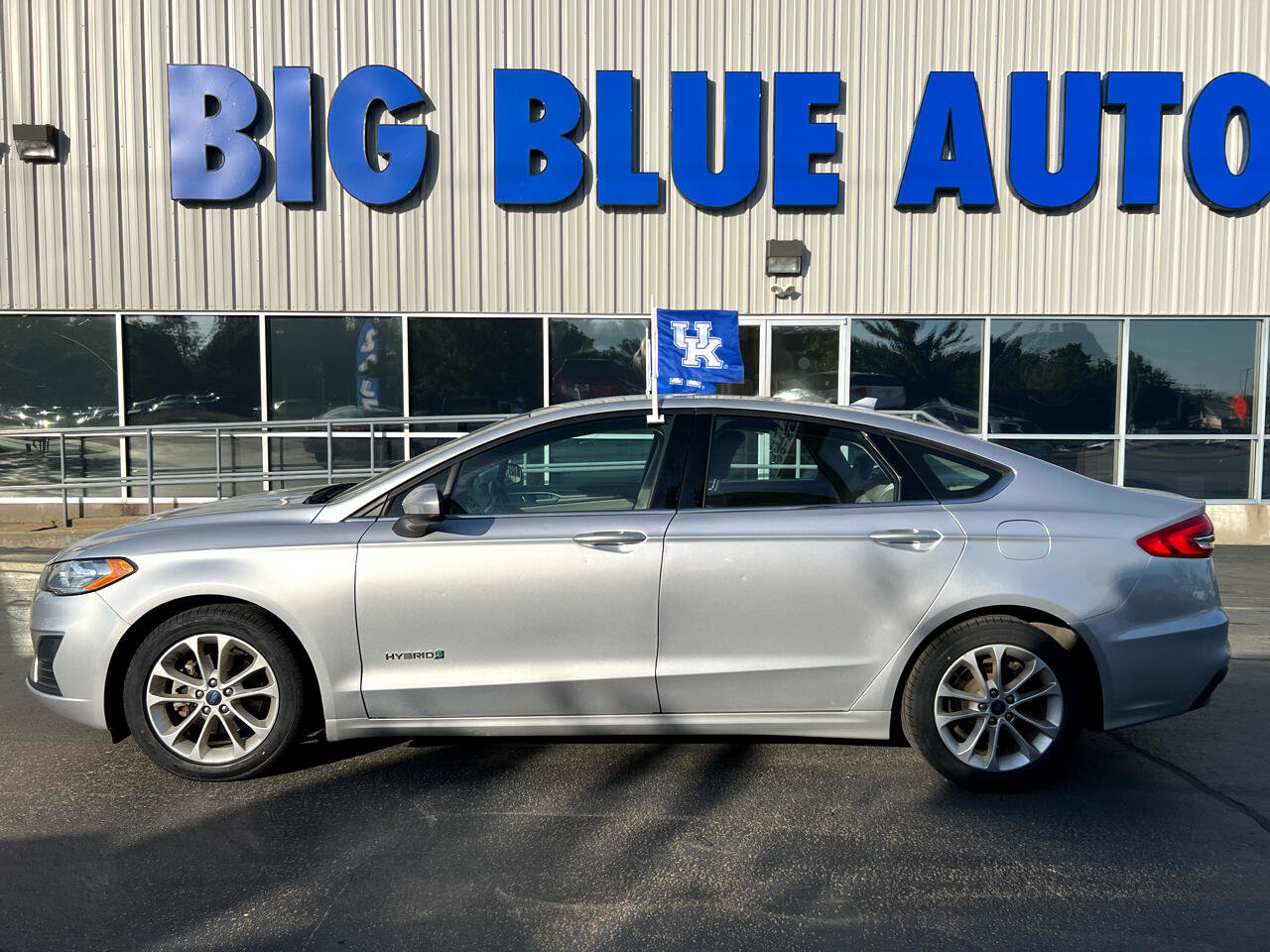 Used 2019 Ford Fusion SE image 2