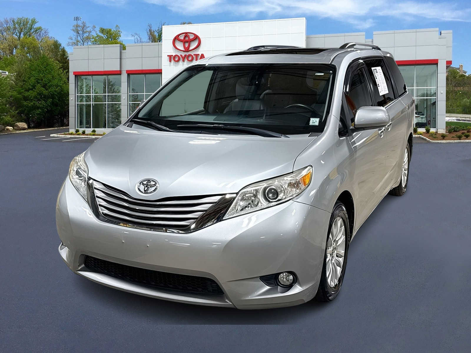 Used 2015 Toyota Sienna XLE w/ XLE Navigation Package FWD image 1