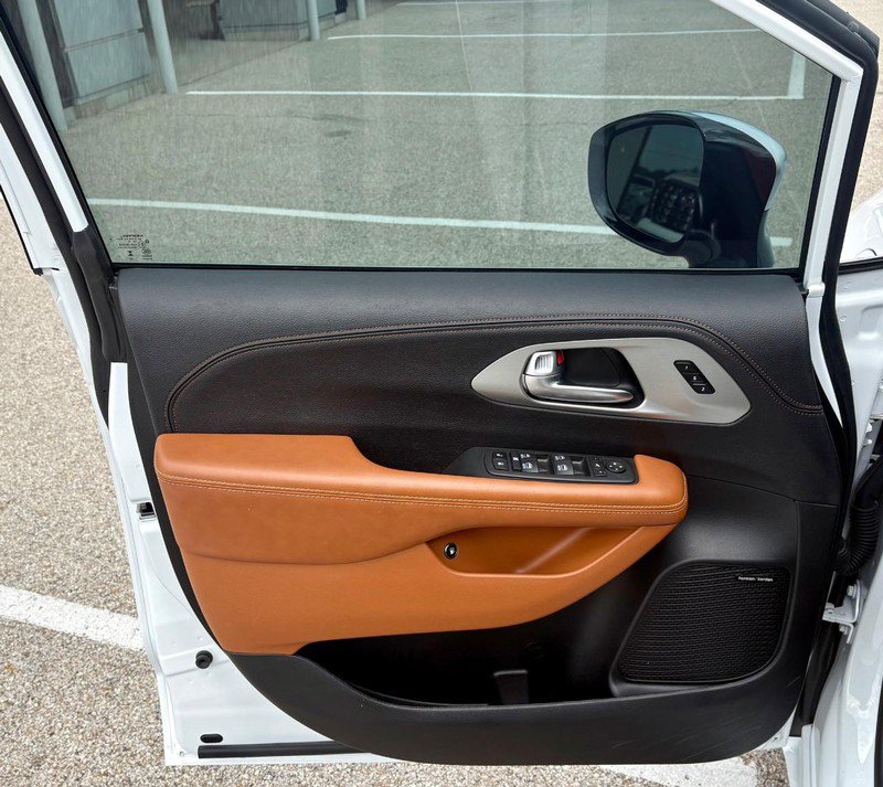 Used 2025 Chrysler Pacifica Pinnacle FWD image 18