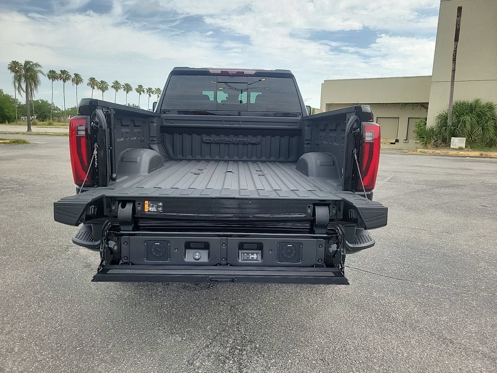 Certified 2024 GMC Sierra 2500 Denali Ultimate AWD/4WD image 8