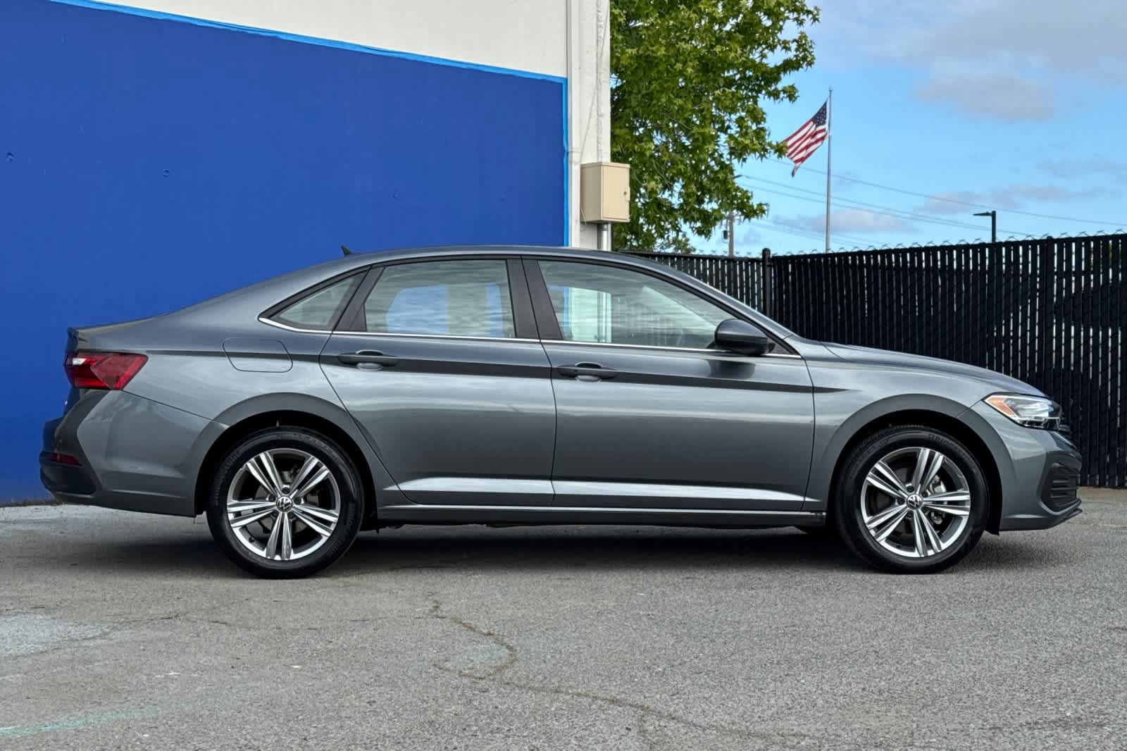 Used 2022 Volkswagen Jetta SE FWD image 2