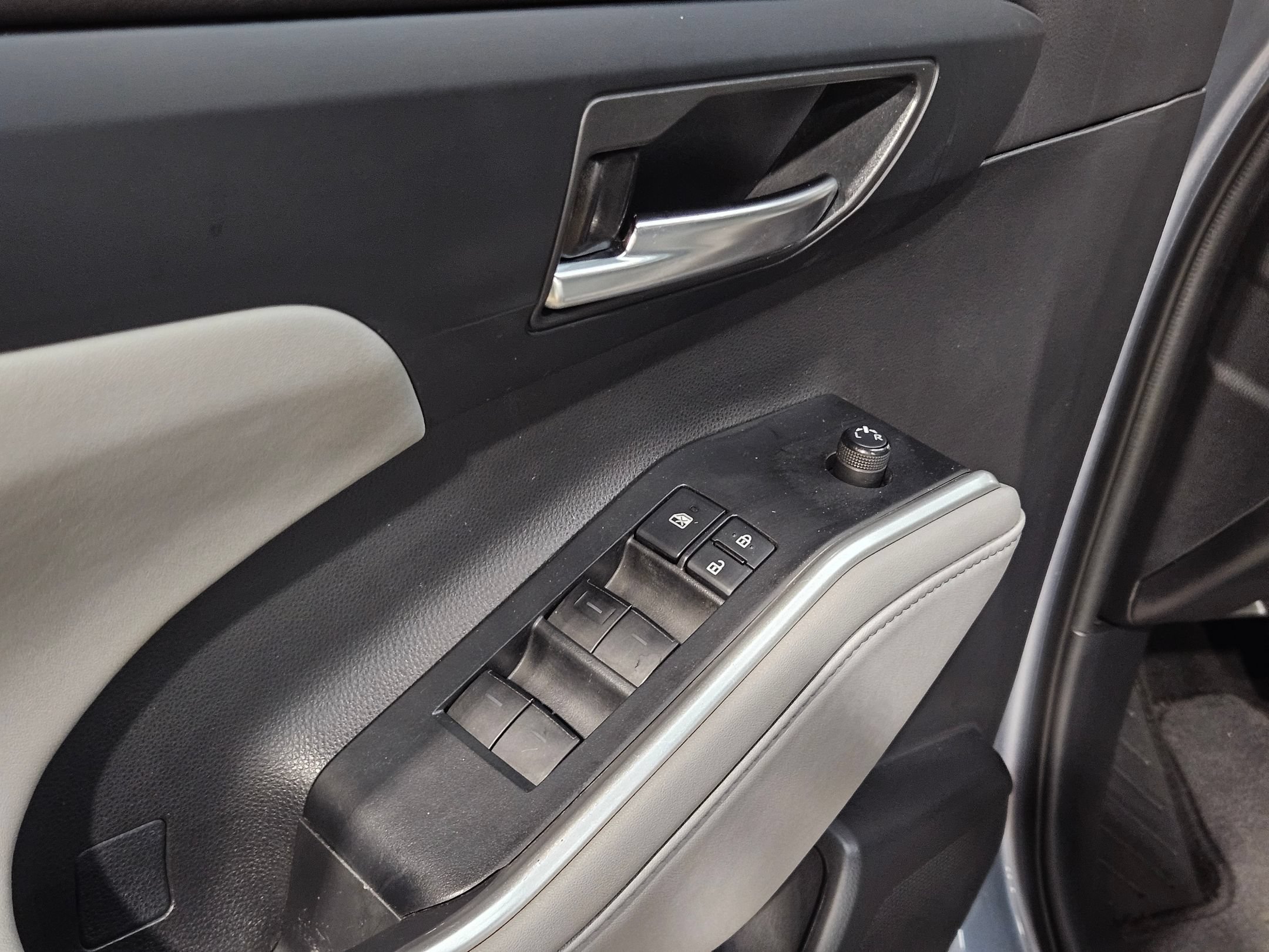 Used 2021 Toyota Highlander XLE FWD image 21