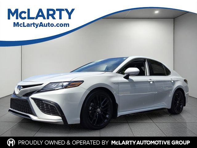 Used 2022 Toyota Camry XSE FWD image 1