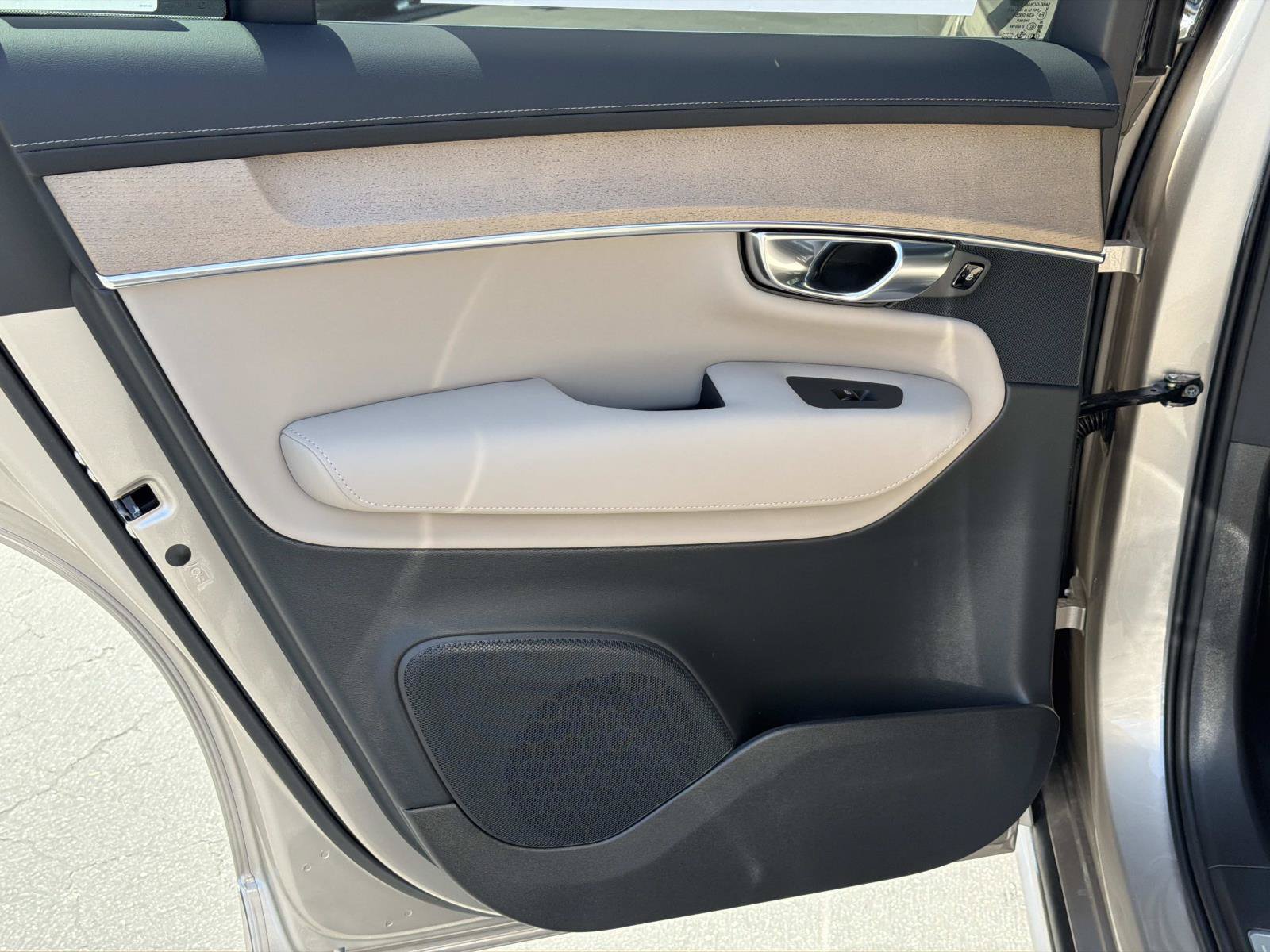 New 2026 Volvo XC90 T8 Plus AWD/4WD image 16