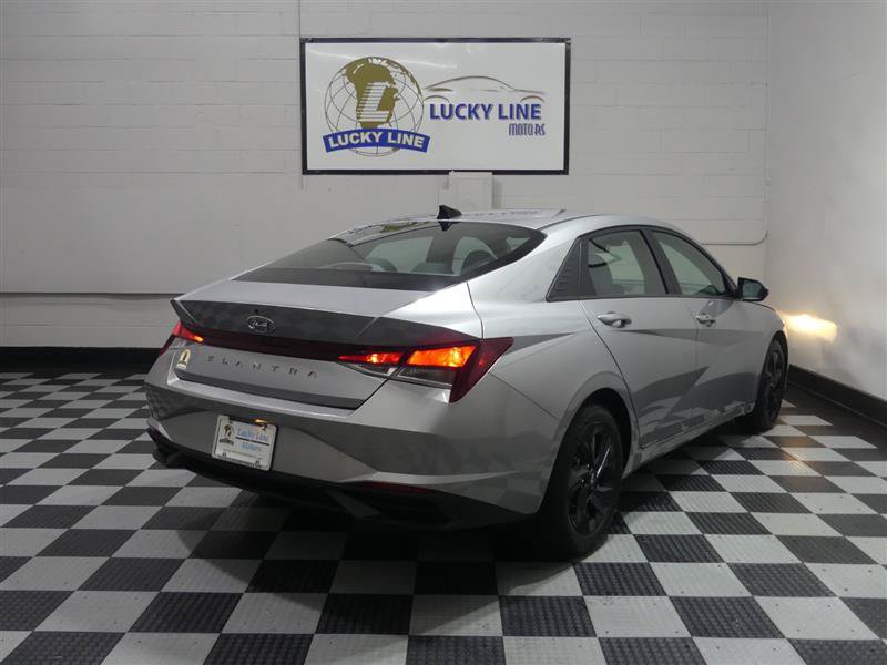 Used 2022 Hyundai Elantra SEL w/ Convenience Package FWD image 10