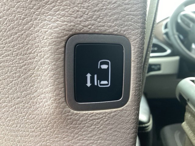 Used 2022 Chrysler Voyager LX image 15