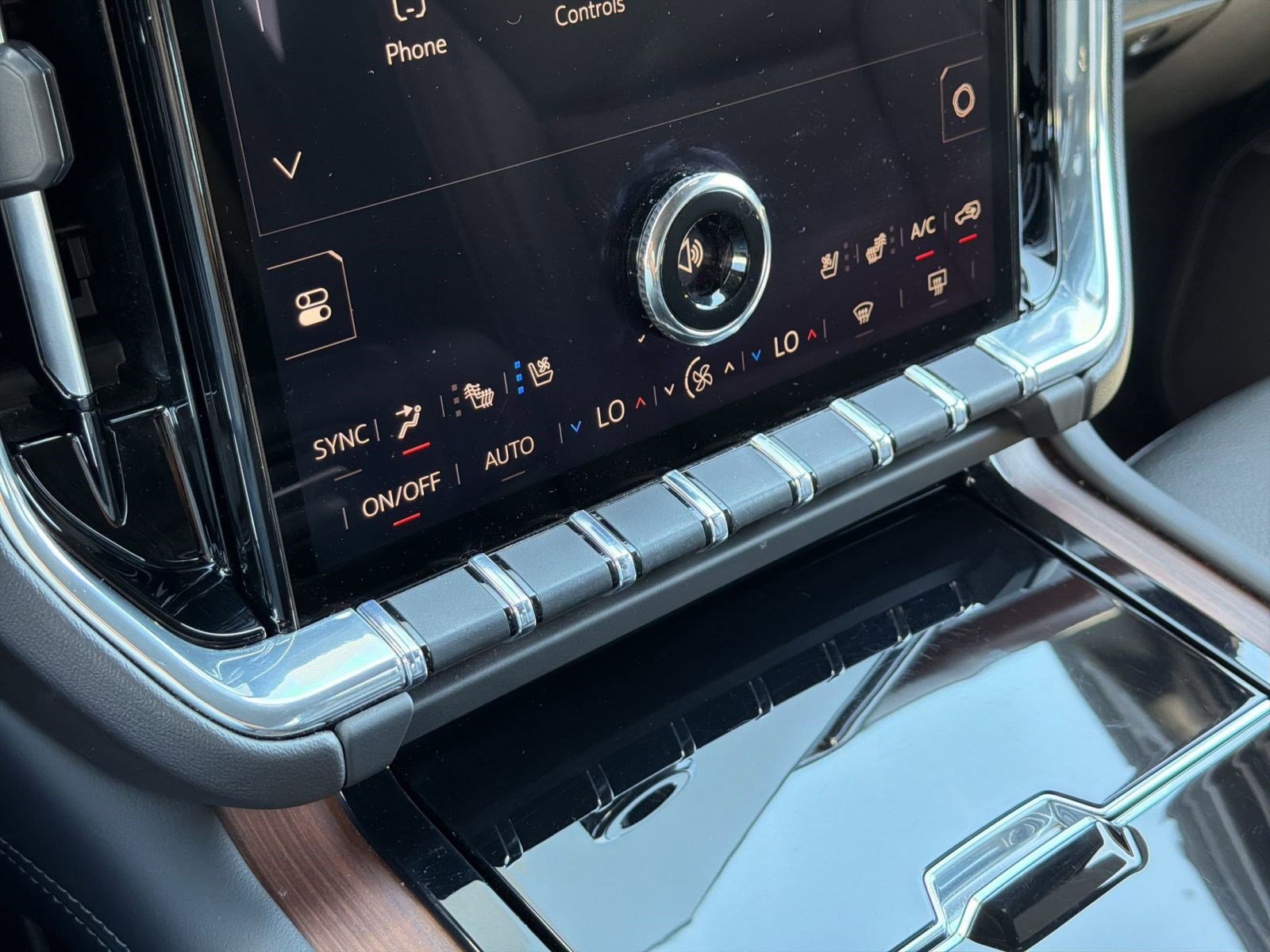 Used 2025 GMC Yukon XL Denali AWD/4WD image 17