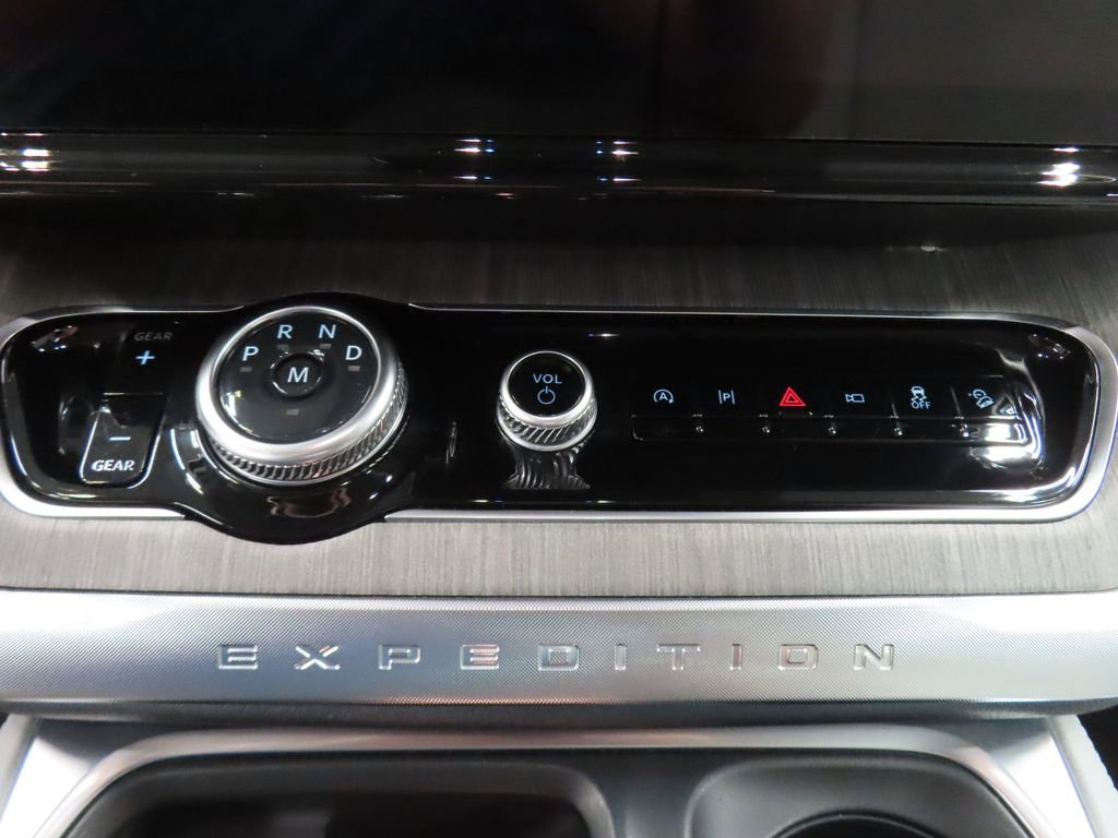 Used 2025 Ford Expedition Max Platinum w/ Platinum Ultimate Package AWD/4WD image 71