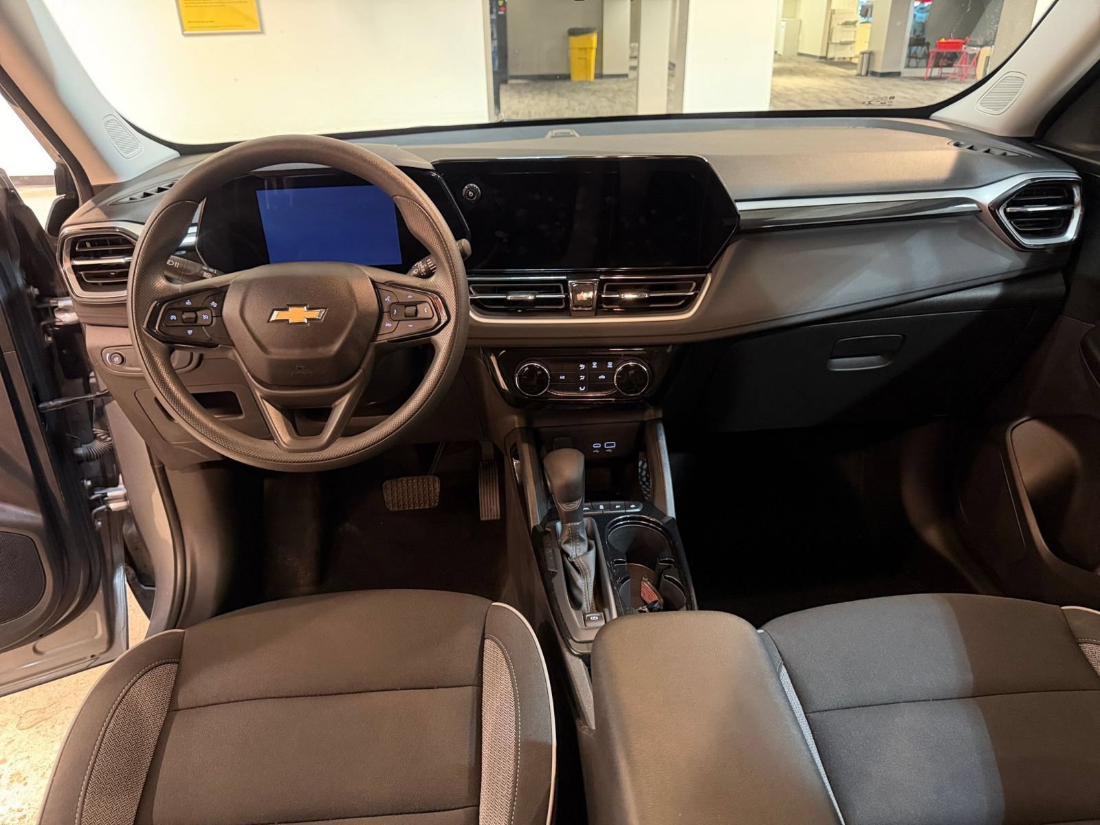 Used 2025 Chevrolet TrailBlazer LT FWD image 27