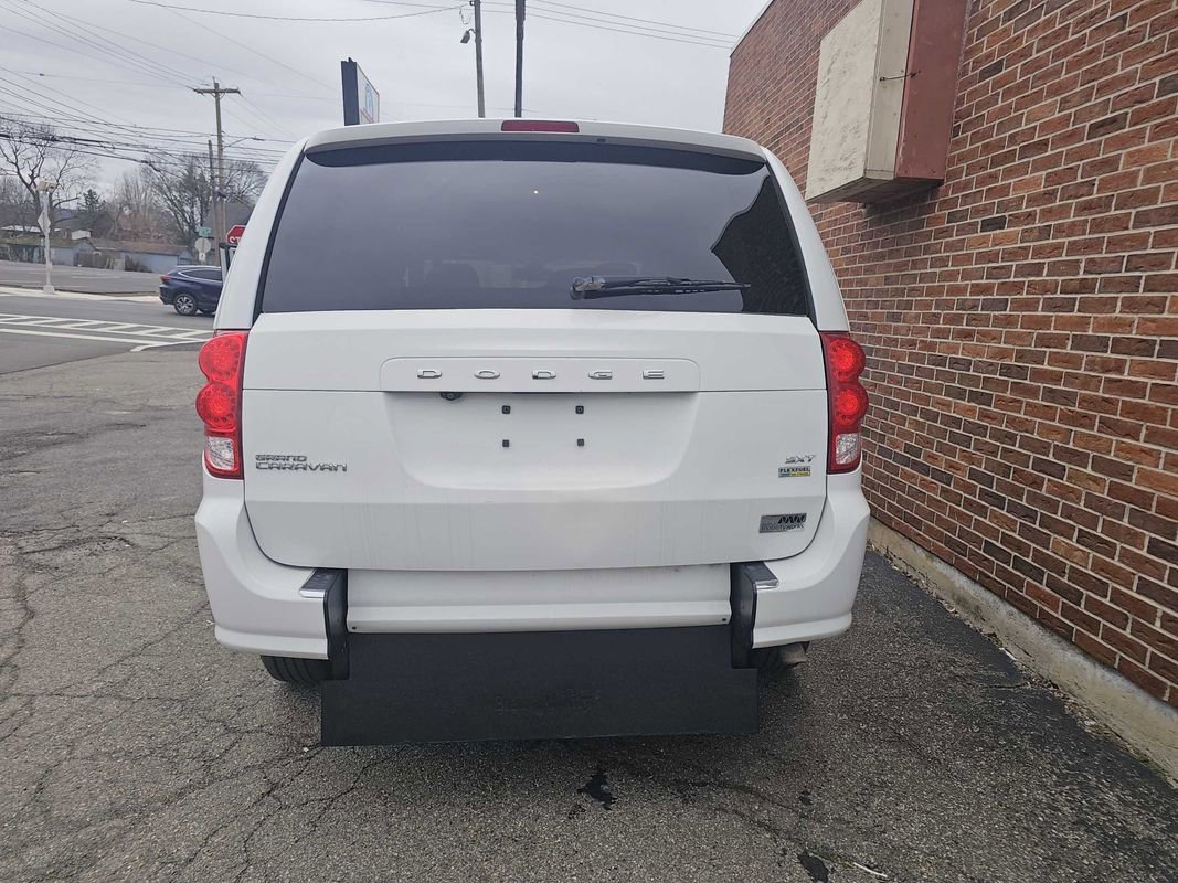 Used 2019 Dodge Grand Caravan SXT image 19