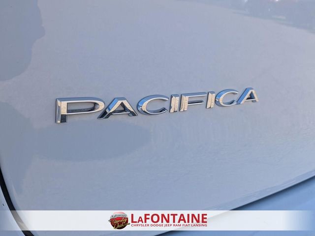 Used 2024 Chrysler Pacifica Touring-L image 10