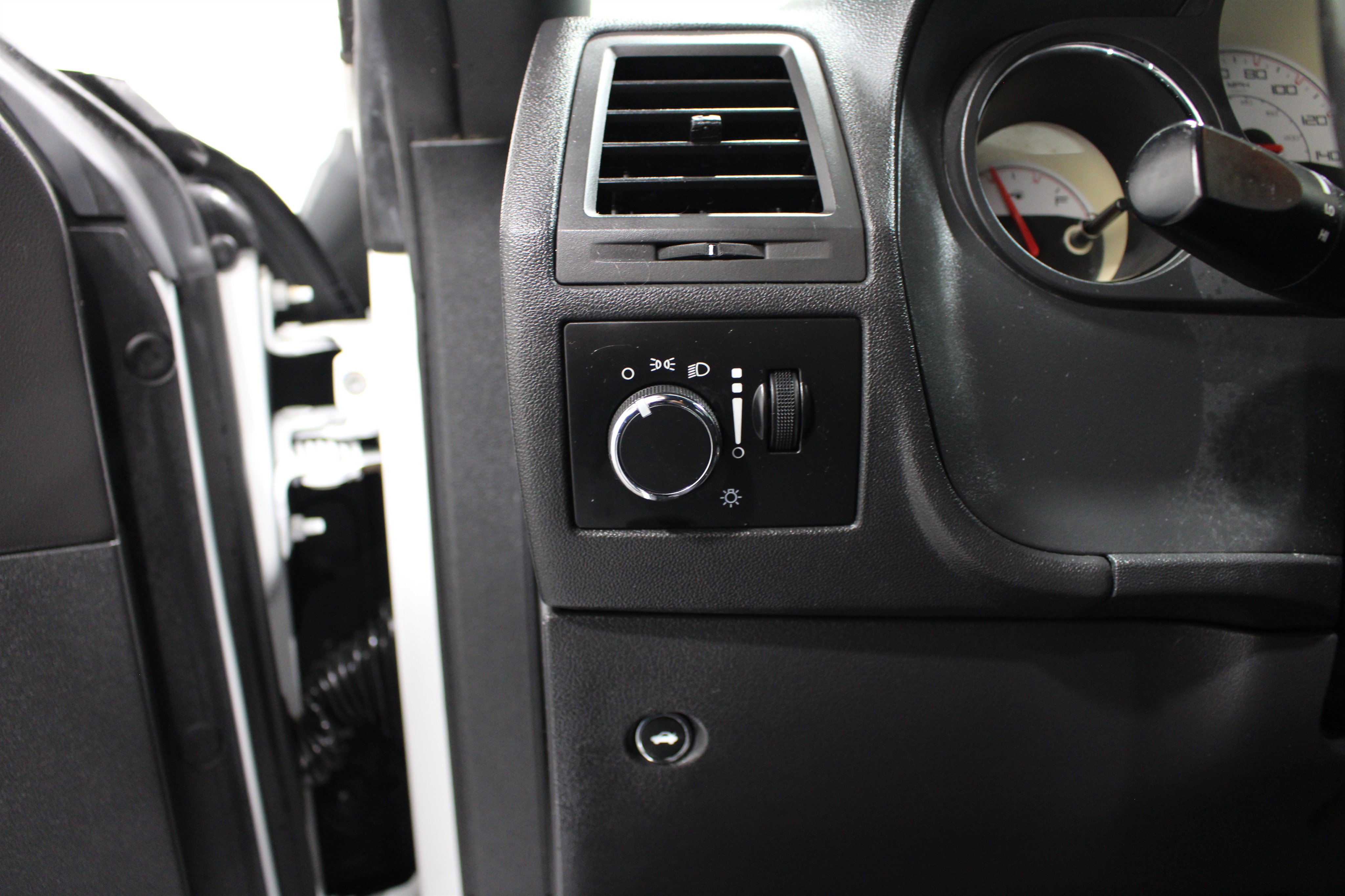 Used 2014 Dodge Challenger SXT RWD image 8