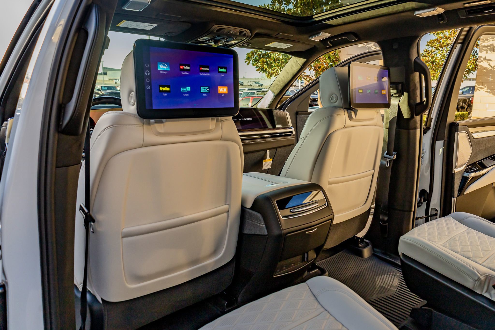 Used 2026 Cadillac Escalade Platinum Sport w/ LPO, ONYX Package image 33