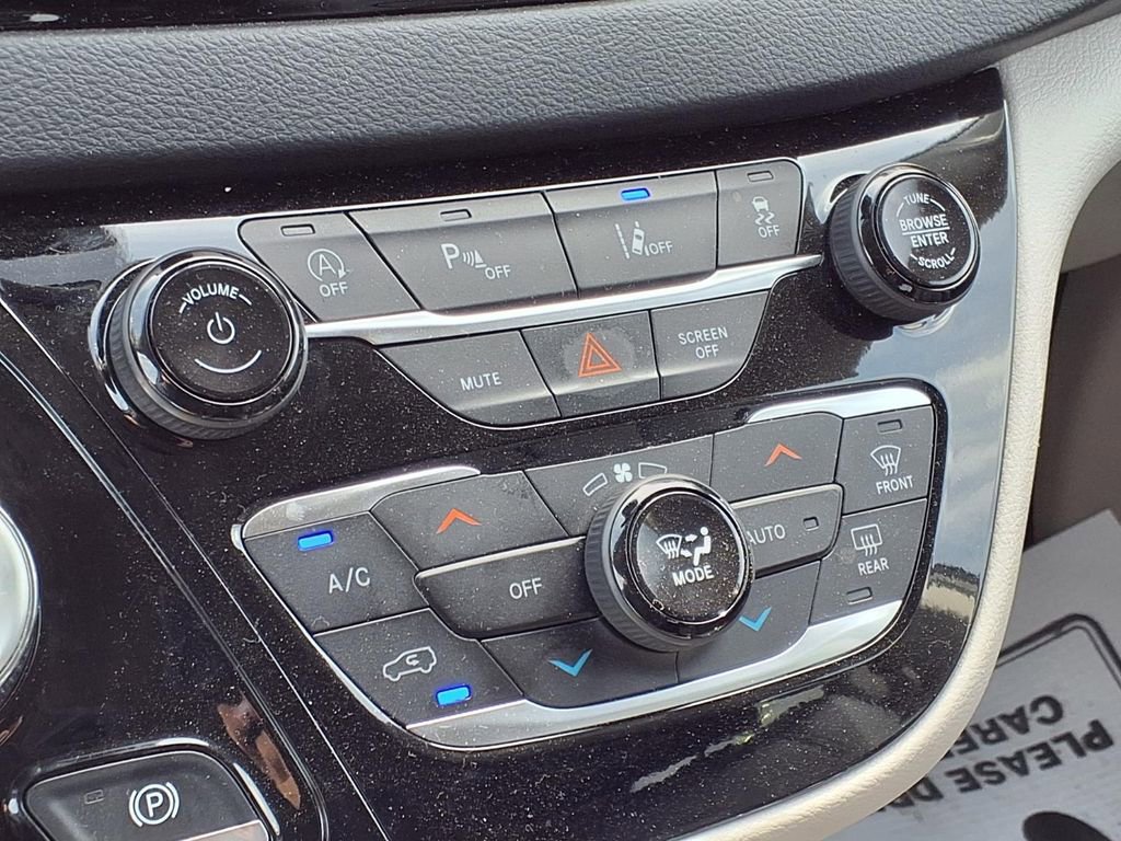 Used 2023 Chrysler Pacifica Touring-L FWD image 14