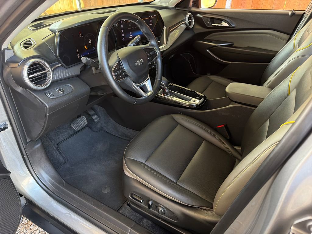 Used 2024 Chevrolet Trax ACTIV w/ Sunroof Package image 2