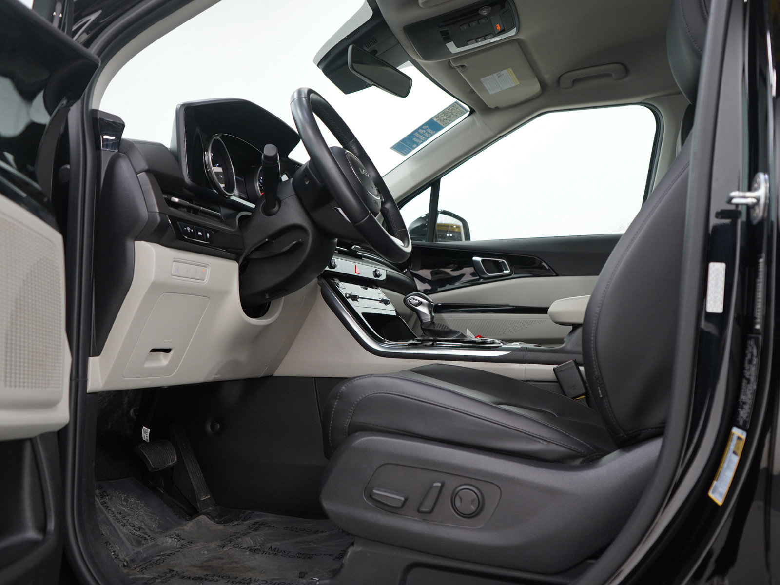 Used 2022 Kia Carnival EX image 23